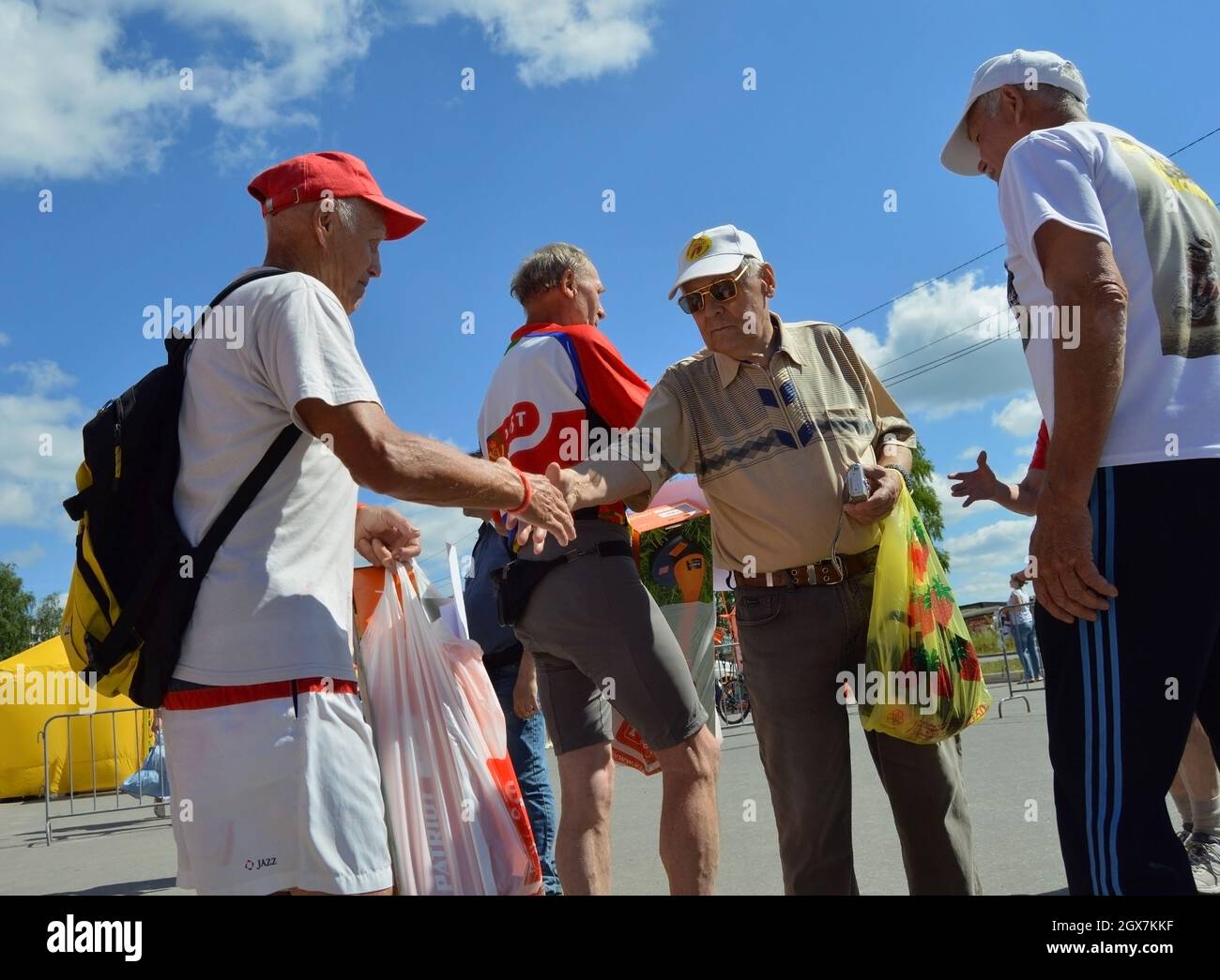 Kovrov, Russia. 12 August 2017. Sports holiday 'Velobum', dedicated to Athlete's day. Friends congratulate the elderly participant on the victory afte Stock Photo