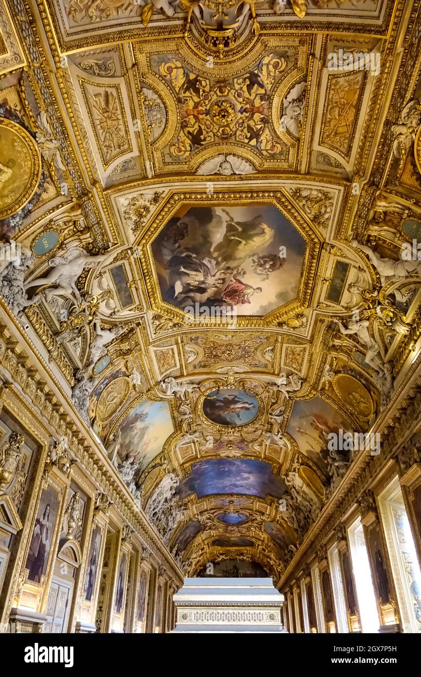 interior-ceiling-view-at-the-louvre-in-paris-france-2GX7P5H.jpg