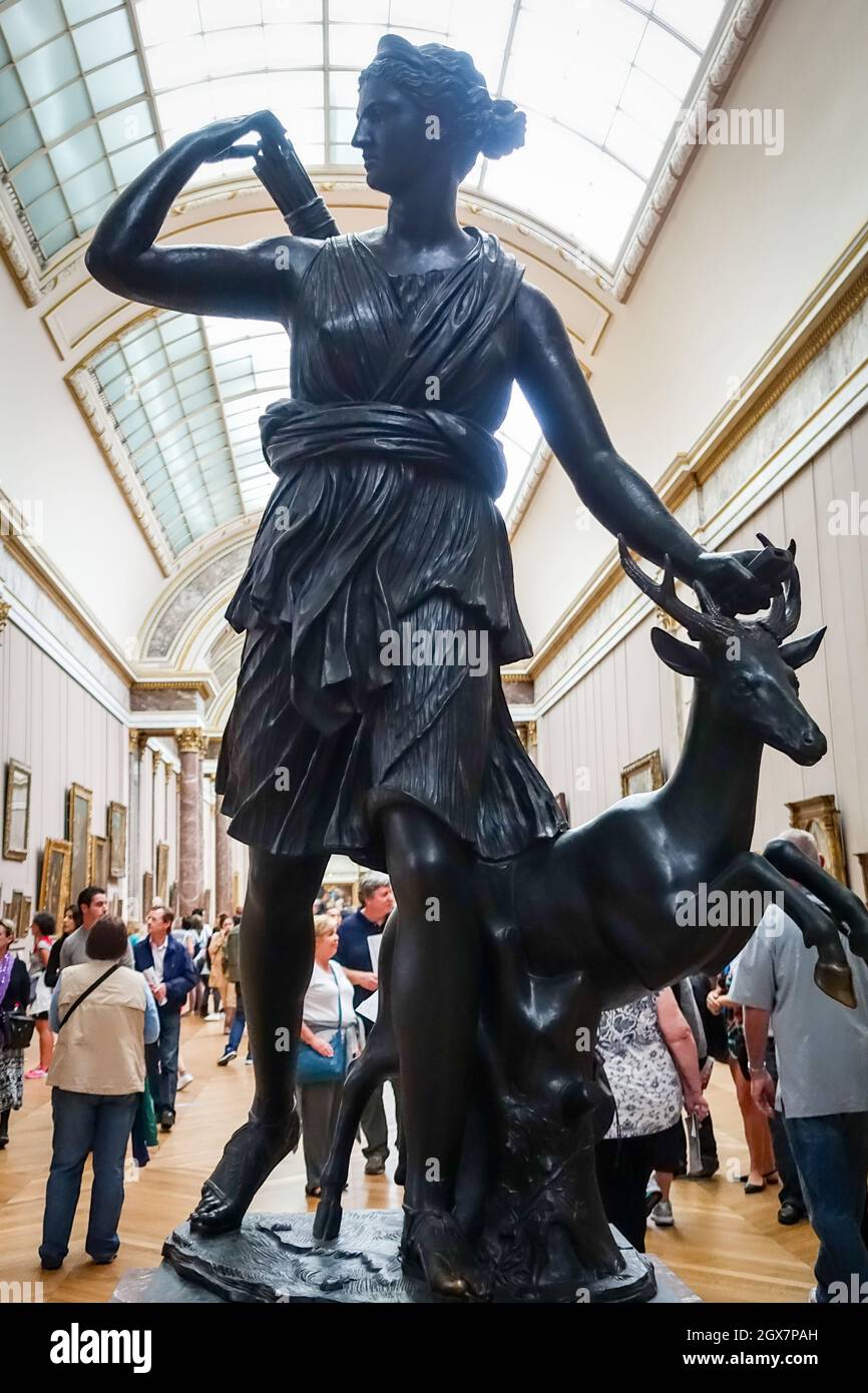 Artemis statue louvre hi-res stock photography and images - Alamy