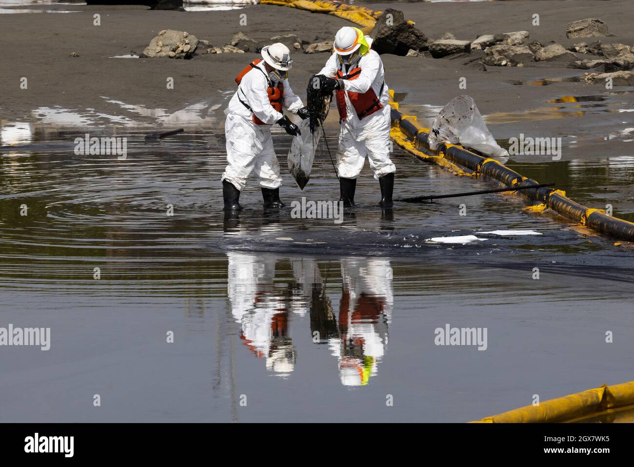 Huntington Beach, USA. 04th Oct, 2021. Crude oil spill clean up effort