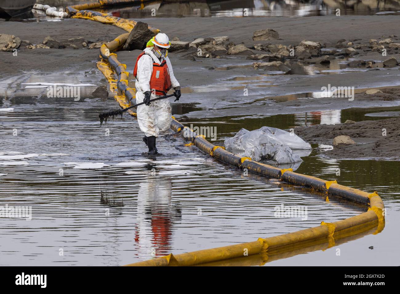 Huntington Beach, USA. 04th Oct, 2021. Crude oil spill clean up effort