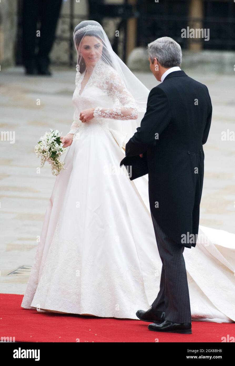 Catherine Middleton arrives at Westminster Abbey with her father ...