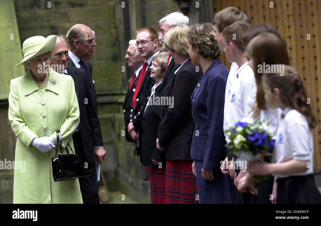 The Queen accompanied by The Duke of Edinburgh, (third left) and  Presiding Officer George Reid,  (second left) meet a Gaelic choir after the Queen had addressed  the Scottish Parliament, in Edinburgh. Half length, Royals, Philip, hat  Stock Photo
