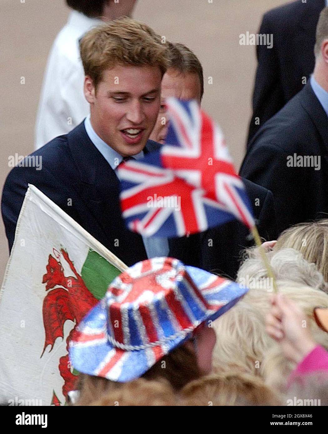 Prince William greets well wishers in the Mall, Buckingham Palace on June 4th 2002, on arrival after a church service in celebration of the Queen's Golden Jubilee.  Photo.  Anwar Hussein  Stock Photo