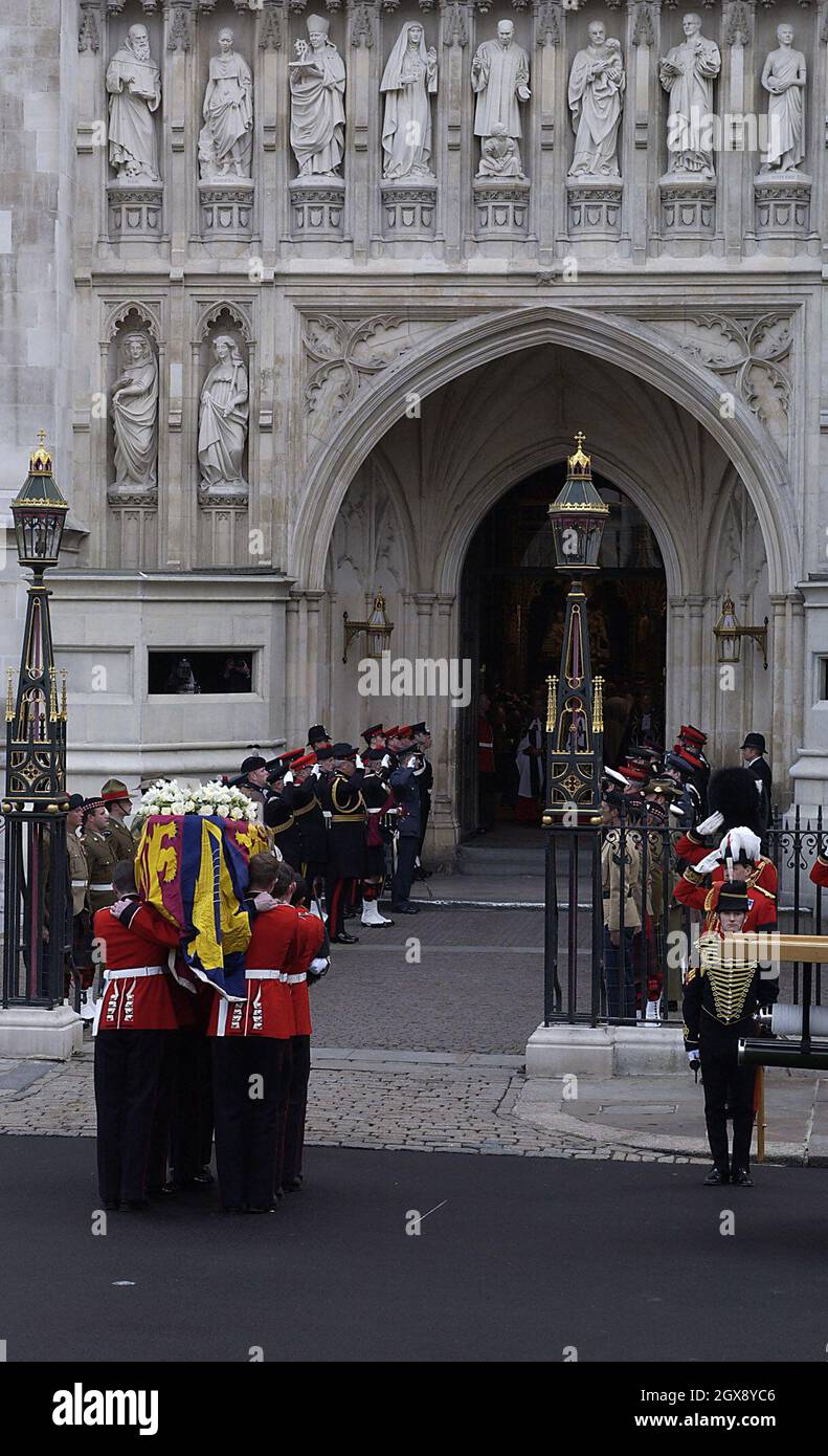 Queen Mother Funeral at Westminster Abbey in London Stock Photo Alamy