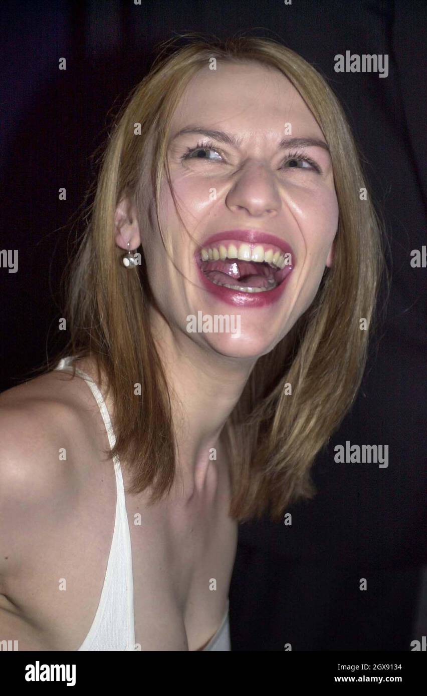 Yalangoch qiz loyga chomilmoqda (erotik video)