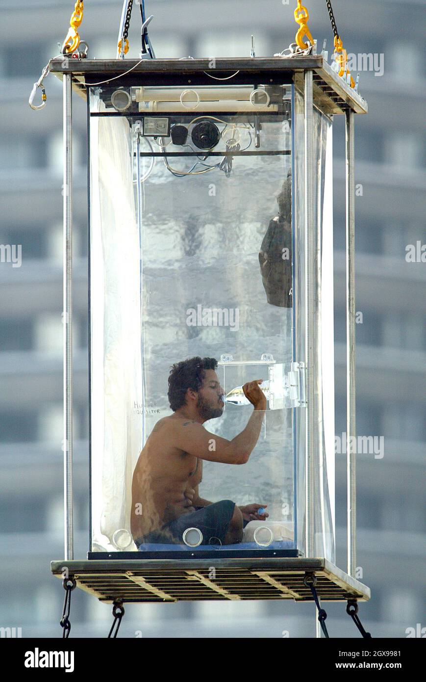 David Blaine continues his stay in a glass box near Tower Bridge in ...