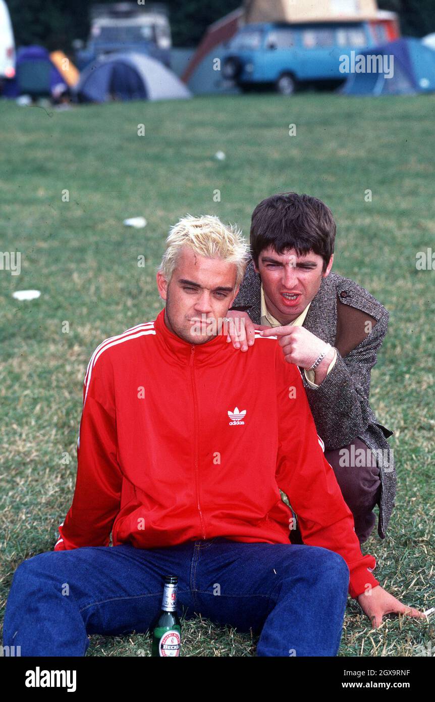 Robbie Williams and noel gallagher at Glastonbury 1995 Stock Photo - Alamy