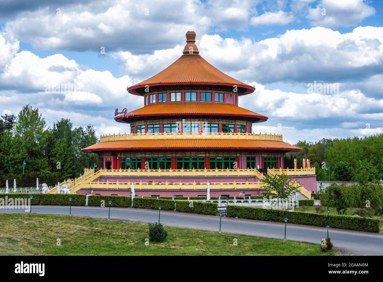 Himmels Pagode  Chinese Restaurant exterior in Hohen Neuendorf, Berlin. Colourful multi-storey building Stock Photo