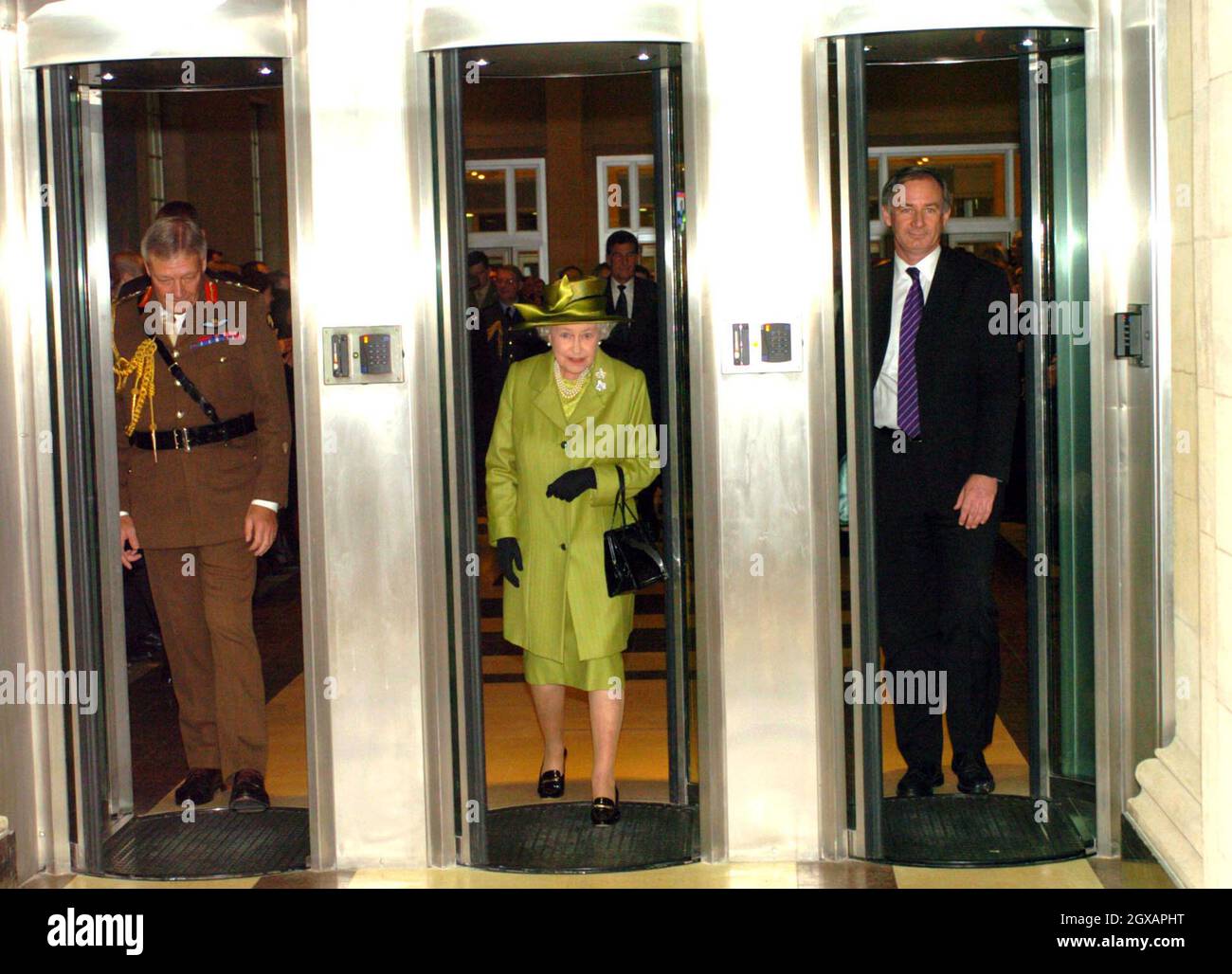 HM Queen Elizabeth II with the Chief of Defence Staff Sir Michael Walker and the Defence Secretary Geoff Hoon pictured entering the Ministry of Defence, London. Anwar Hussein/allactiondigital.com     Stock Photo