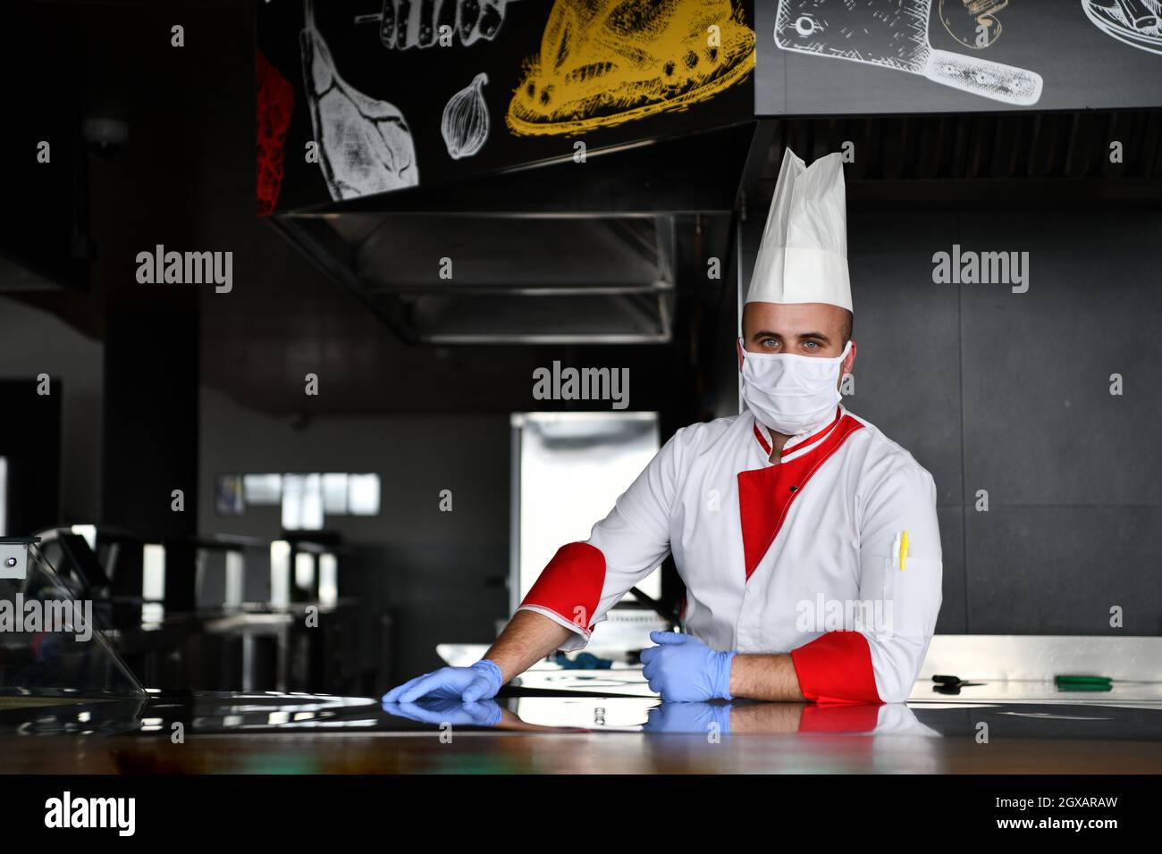 Male chef preparing food in plastic containers in kitchen at restaurant  during COVID-19 Stock Photo - Alamy