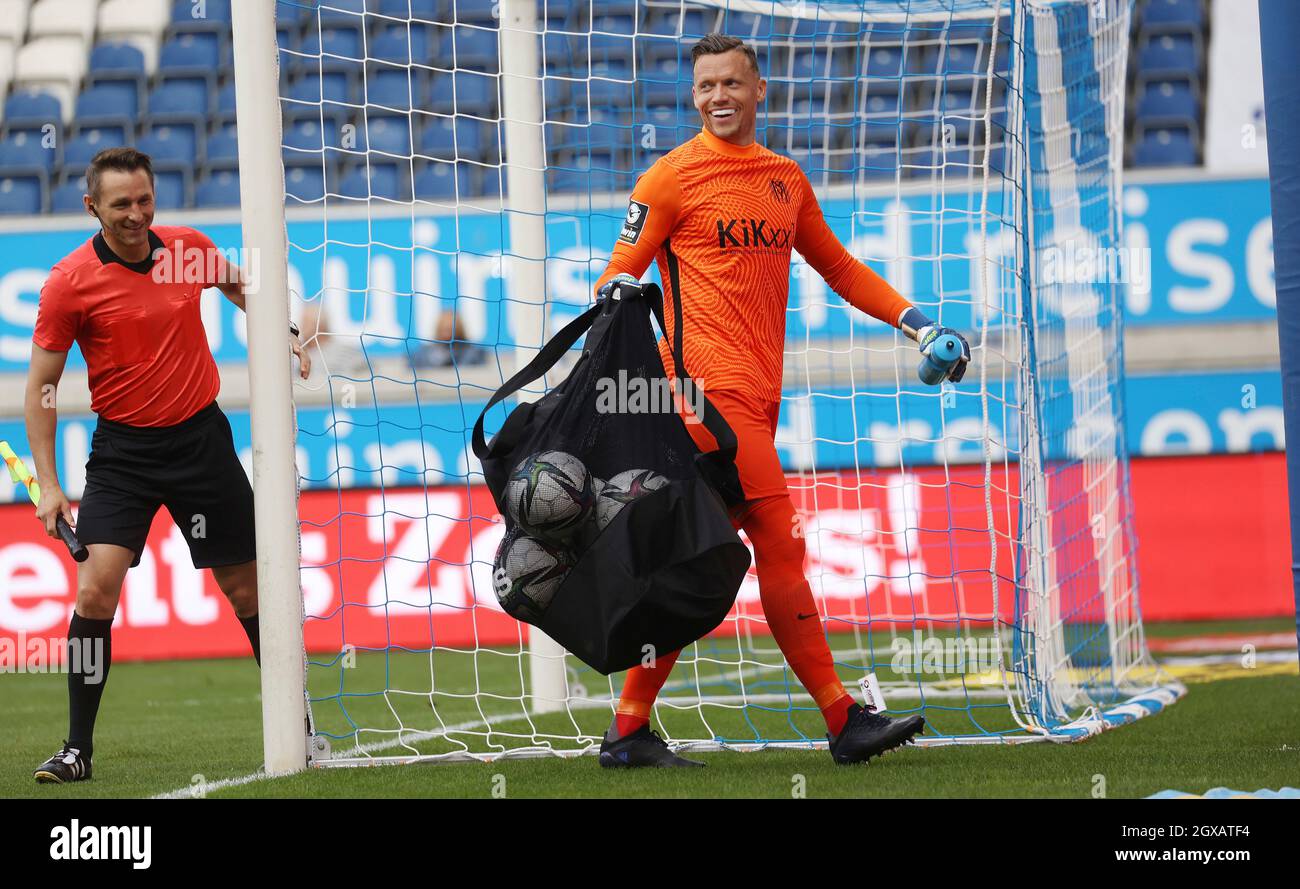 Duisburg, Deutschland. 02nd Oct, 2021. firo: 02.10.2021, soccer ball, 3rd Bundesliga, season 2021/2022, MSV Duisburg - SV Meppen 0: 1 Erik Domaschke, goalwart, SVM/dpa/Alamy Live News Stock Photo