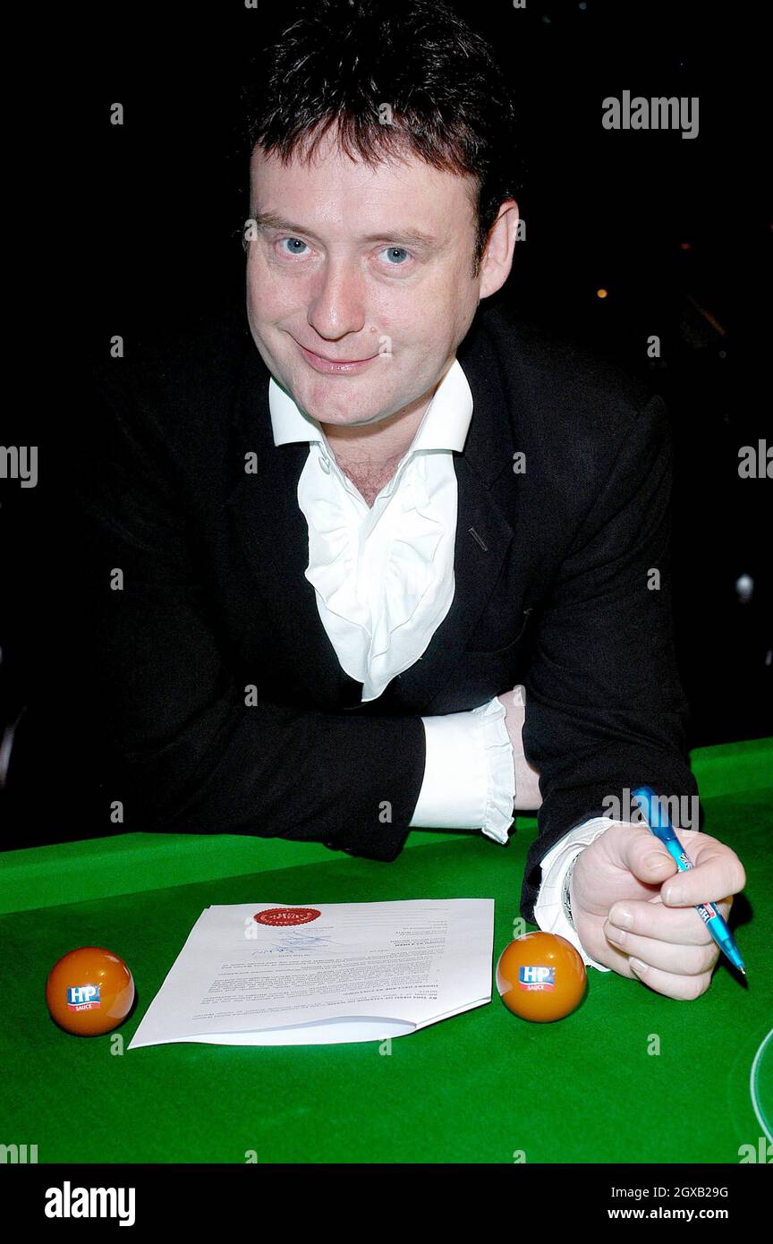 British snooker champions, Jimmy White and Paul Hunter, pose at the Sports  Cafe, Haymarket, London on 8 February to celebrate HP's official  sponsorship of the brown ball in this year's Masters snooker