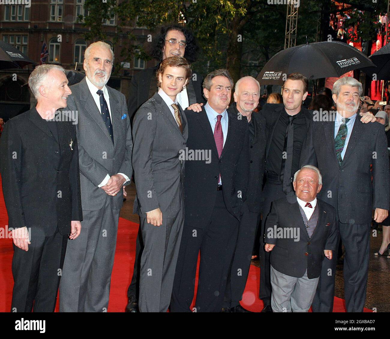 Christopher Lee, Hayden Christensen, Ian McDiarmid, Anthony Daniels,  Ewan McGregor, George Lucas, Peter Mayhew and Kenny Baker pictured outside the Odeon Leicester Square  in London where the UK premier of Star Wars: Episode II: Revenge of the Sith took place. Stock Photo