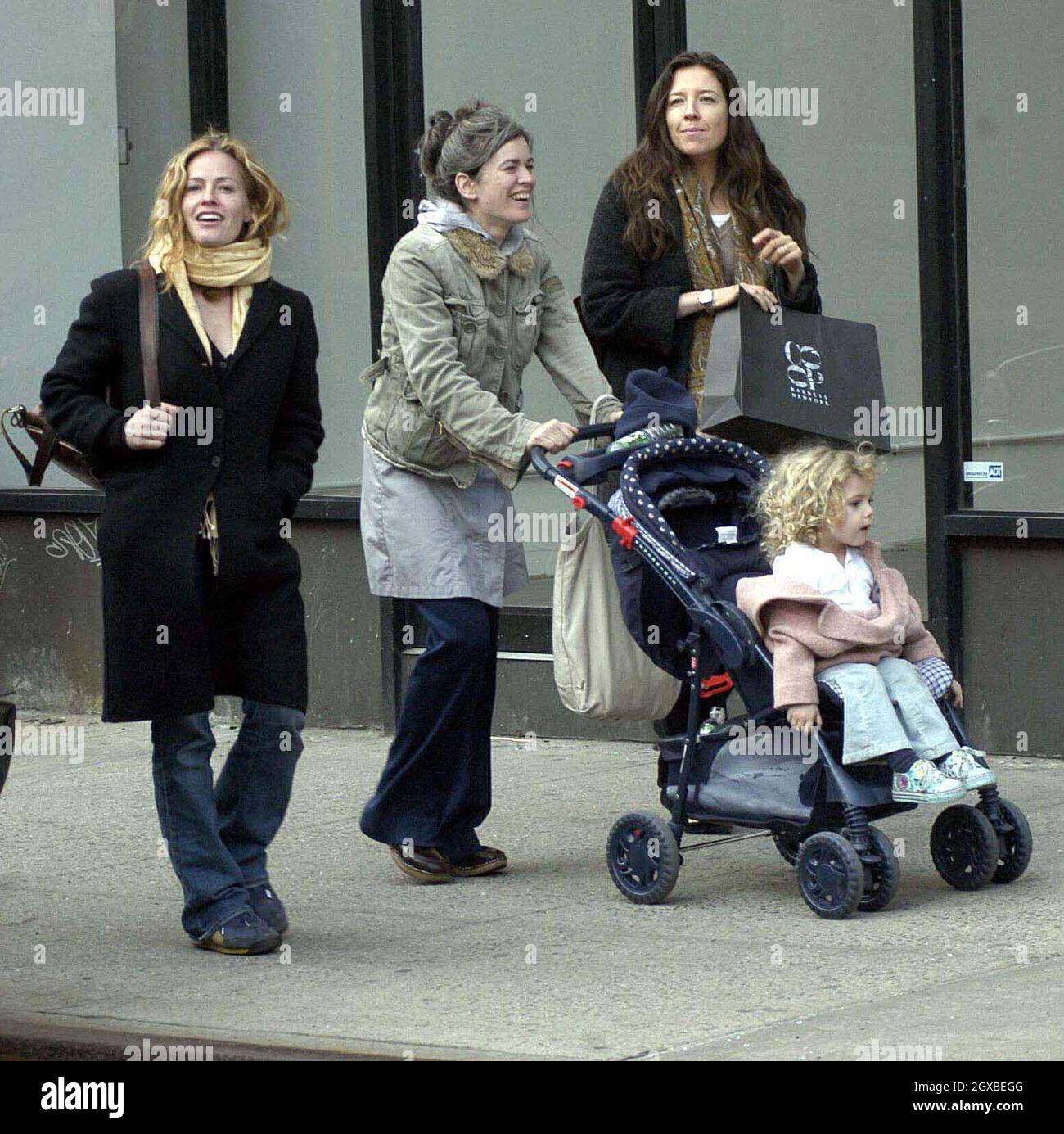 Elizabeth Shue walks with her daughter and some friends in Soho, New York  Stock Photo - Alamy