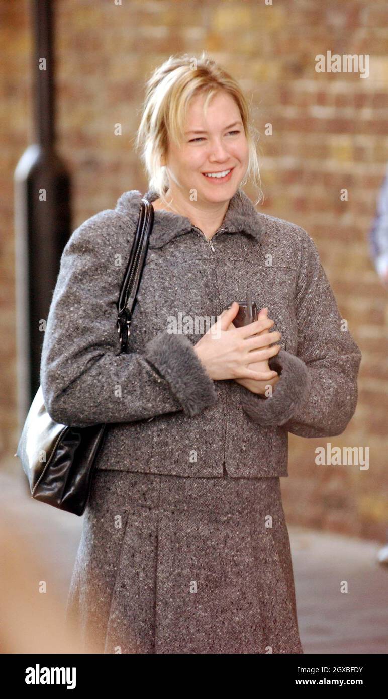Renee Zellweger Filming The Sequel To Bridget Jones Diary The Edge Of Reason In Borough Market London Stock Photo Alamy