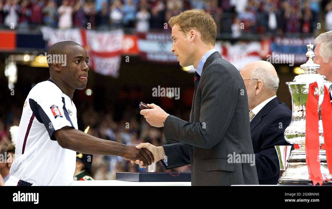 Prince William presents West Ham player Nigel Reo-Coler with bhis losers medal. Stock Photo