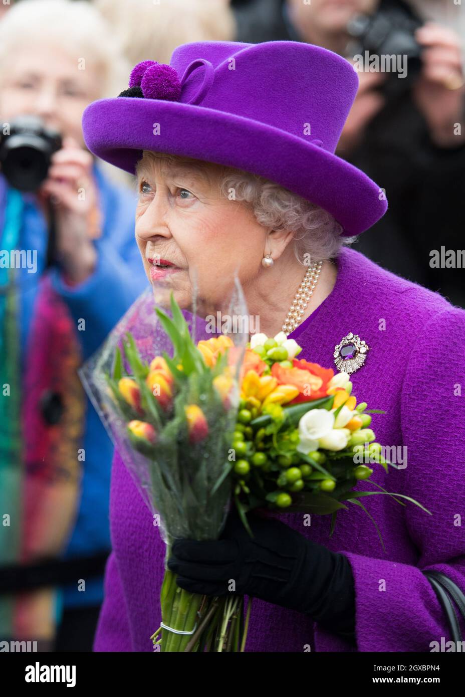 Queen Elizabeth ll visits the King George V1 Day Centre in Windsor on April 12, 2018 Stock Photo