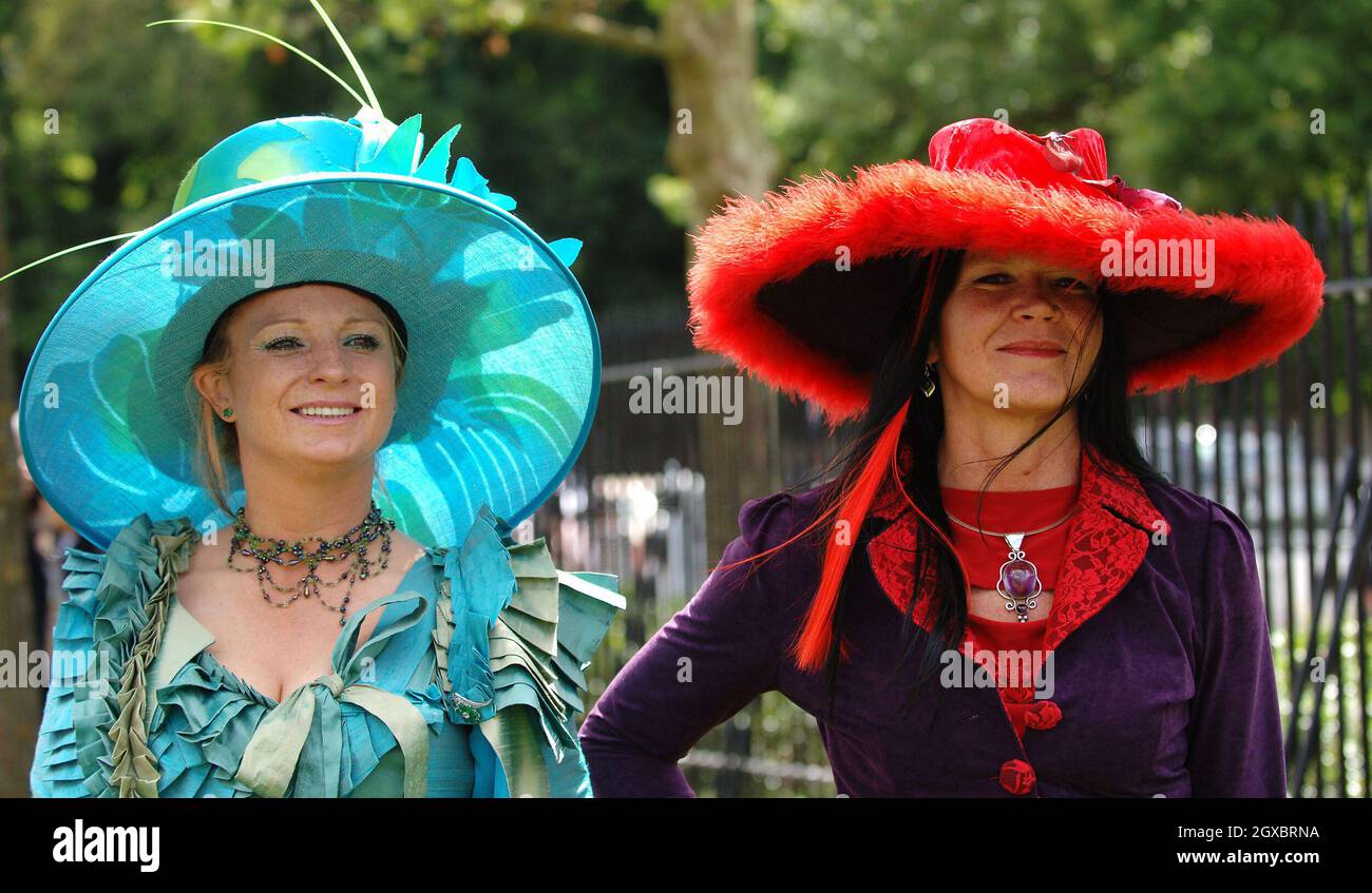 Women's Day Racers Racegoers attend Ladies Day Stock Photo - Alamy