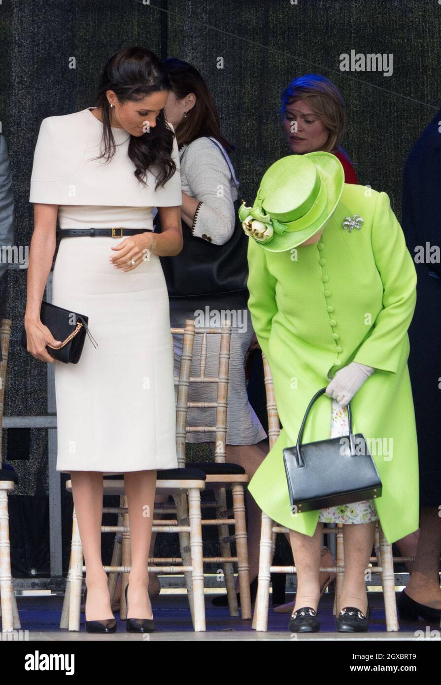 Queen elizabeth green dress hi-res stock photography and images - Alamy