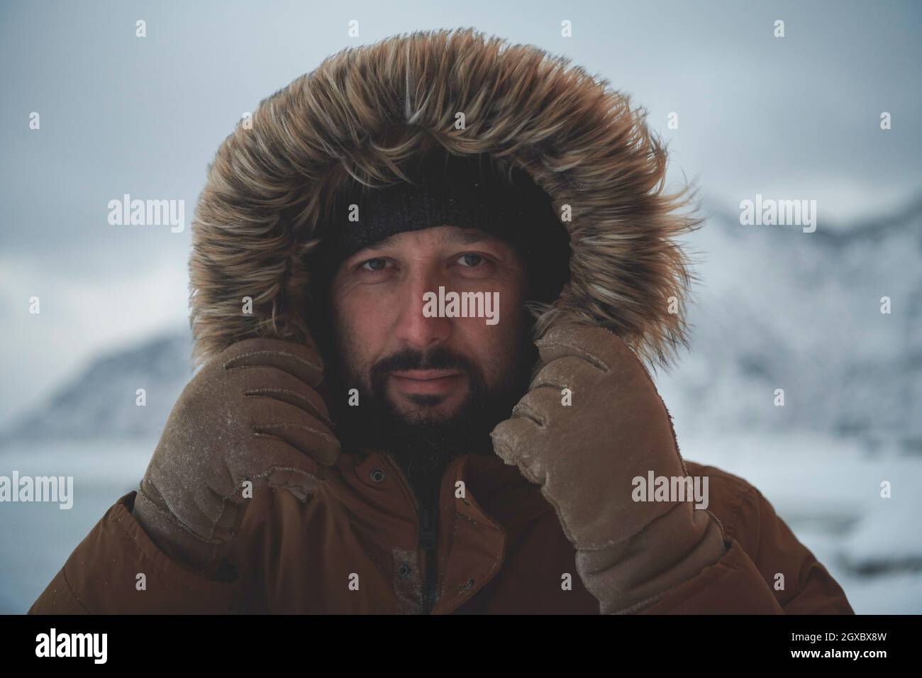 Man wearing jacket winter hi-res stock photography and images - Page 22 -  Alamy