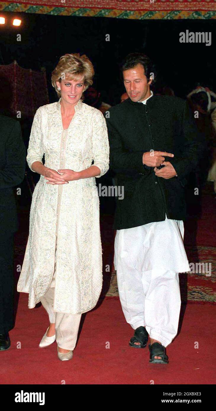 Diana, Princess of Wales wears a traditional Shalwar Kameez when she walks with with Imran Khan in Lahore, Pakistan in April 1996. Anwar Hussein/EMPICS Entertainment  Stock Photo