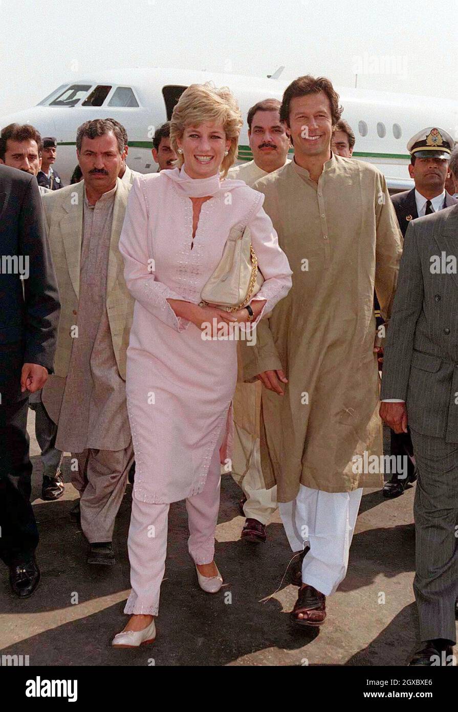 Diana, The Princess of Wales, wearing a tradional shalwar kameez, is welcomed to Lahore, Pakistan by Imran Khan in April 1996. Anwar Hussein/EMPICS Entertainment  Stock Photo