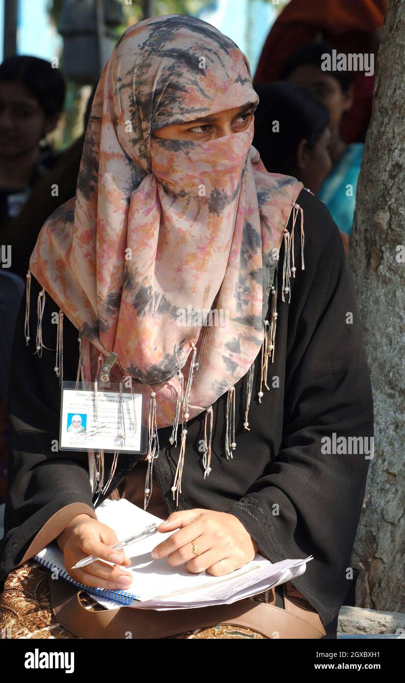 A student at the all female Fatima Jinnah University in Islamabad, Pakistan on October 31, 2006. Anwar Hussein/EMPICS Entertainment  Stock Photo
