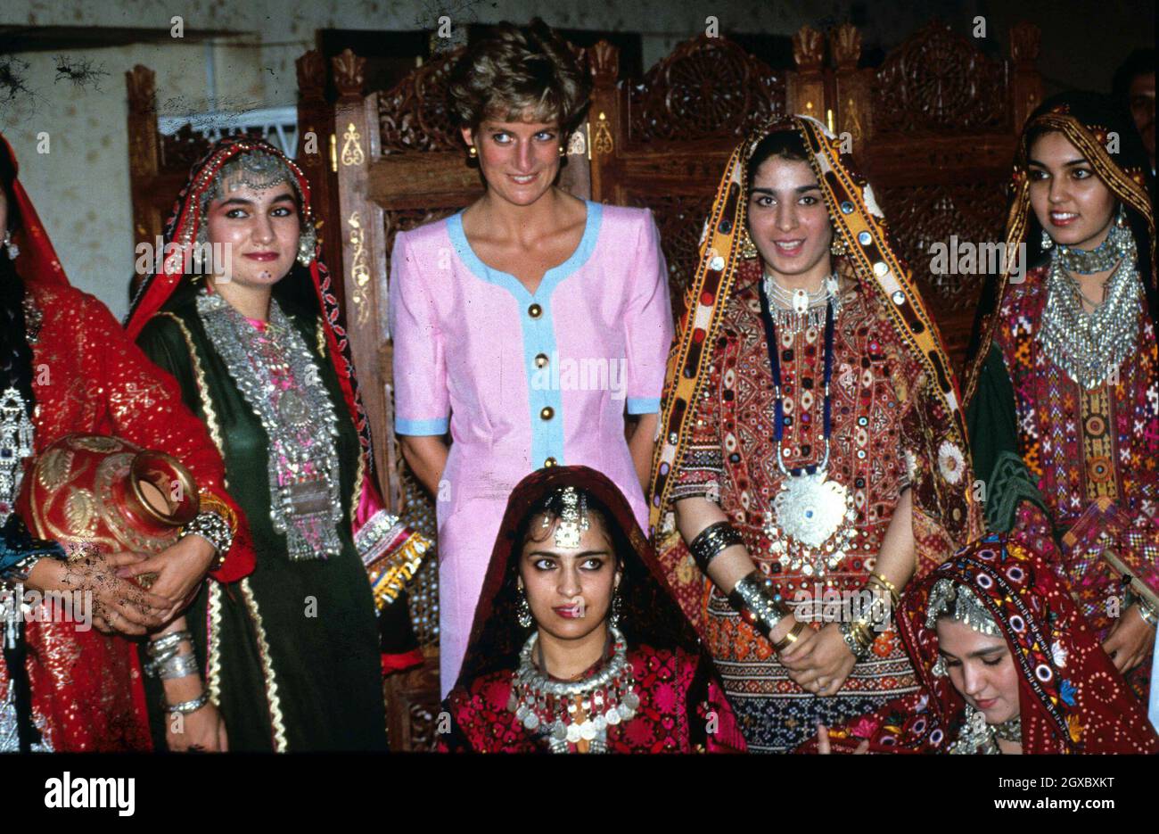 Diana, Princess of Wales poses with ethnic Pakistani ladies in Islamabad during her visit to Pakistan in October 1991. Anwar Hussein/EMPICS Entertainment  Stock Photo