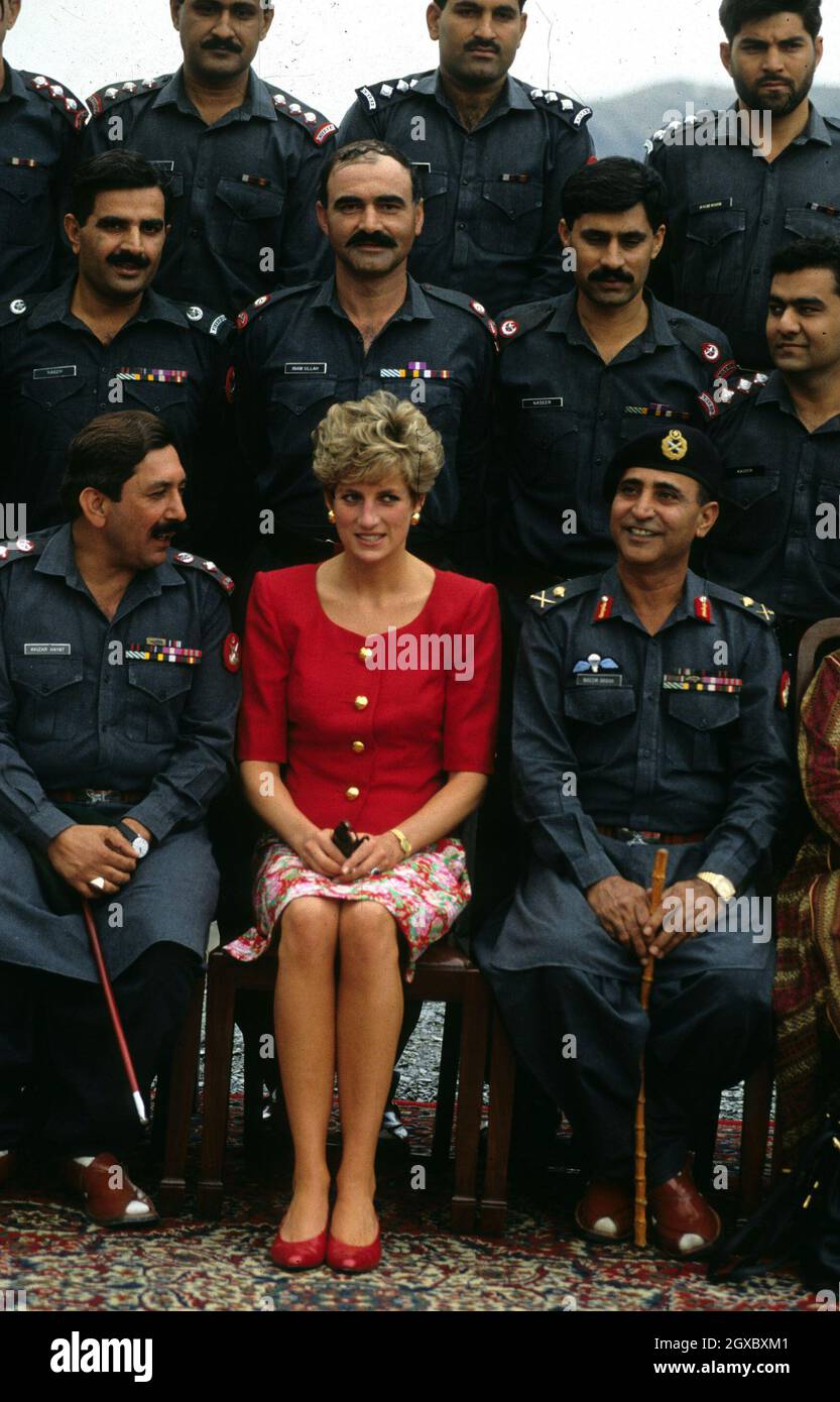 Diana, Princess of Wales poses with soldiers during her visit to the Khybar Pass, Pakistan in October 1991. Anwar Hussein/EMPICS Entertainment  Stock Photo