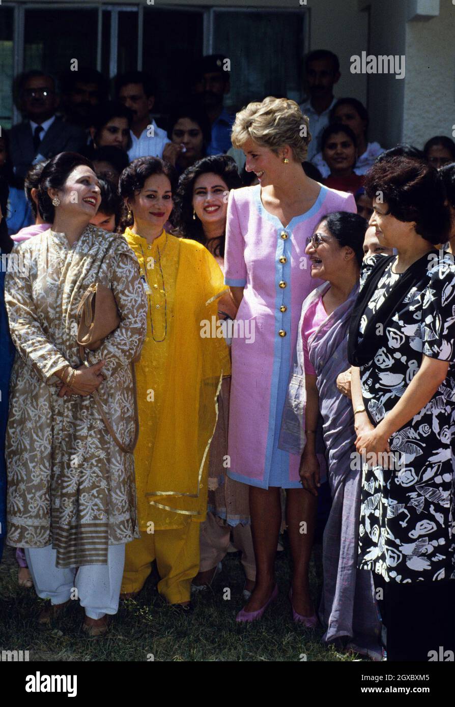 Diana, Princess of Wales chats to Pakistani ladies in Islamabad during her visit to Pakistan in October 1991. Anwar Hussein/EMPICS Entertainment  Stock Photo