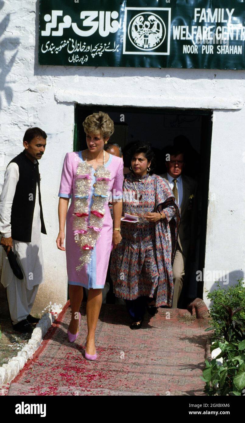 Diana, Princess of Wales visits a family welfare centre in Islamabad during her visit to Pakistan in October 1991. Anwar Hussein/EMPICS Entertainment  Stock Photo