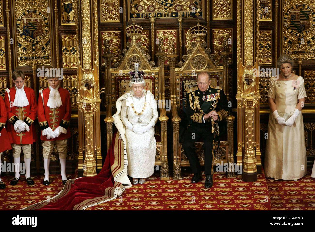 Queen Elizabeth II wears the Imperial State Crown at the State Opening Of  Parliament in London on November 15, 2006. Anwar Hussein/EMPICS  Entertainment Stock Photo - Alamy