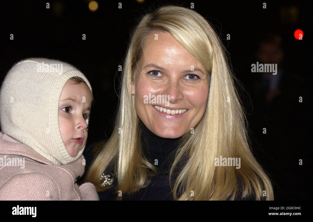 Crown Princess Mette-Marit of Norway and daughter, Princess Ingrid Alexandra light up the Trafalgar Square Chrismas tree on December 7, 2006 in London, England. Stock Photo