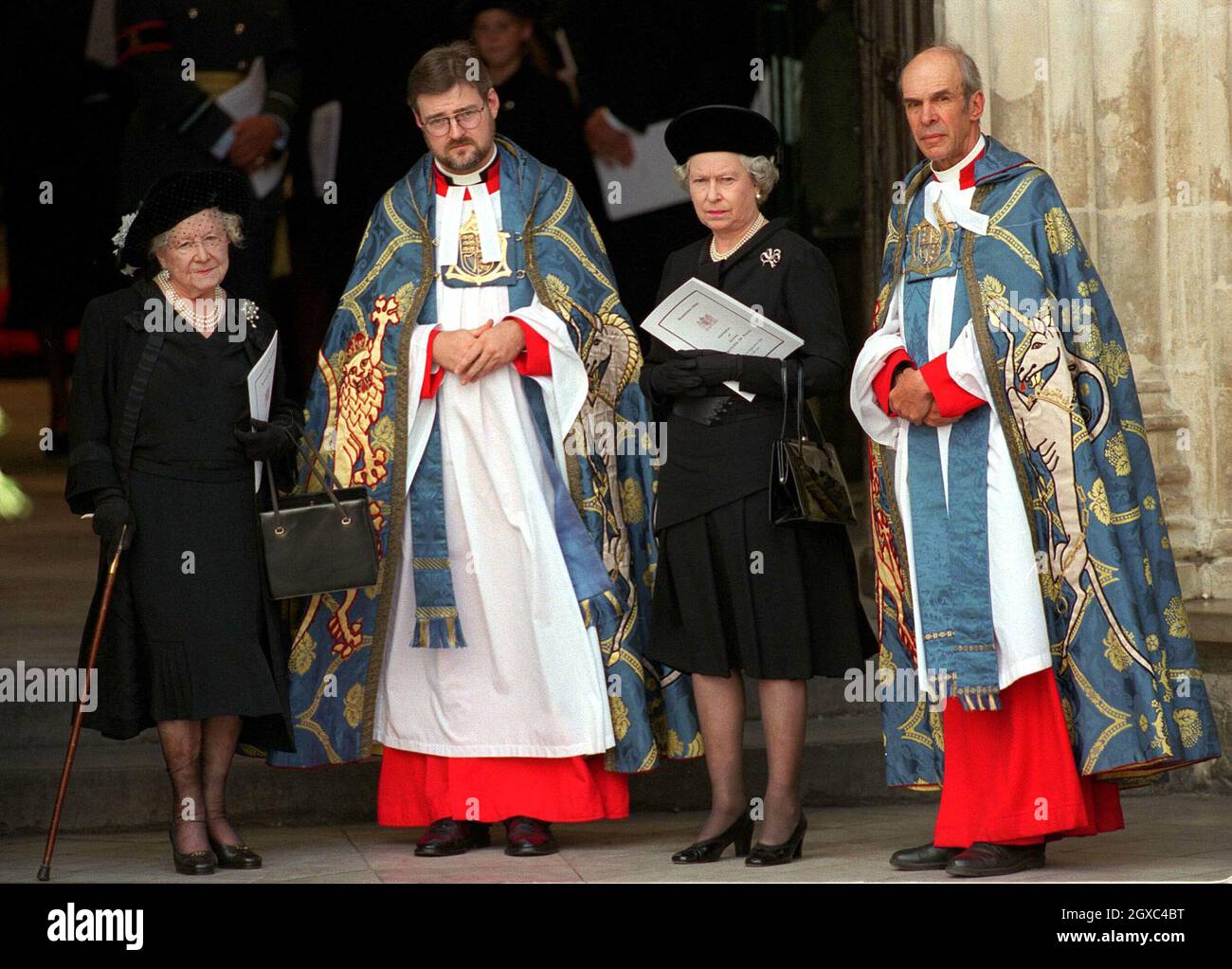 Queen Elizabeth II and the Queen Mother outside Westminster Abbey for the funeral of Diana, Princess of Wales on September 6, 1997 in London. Stock Photo