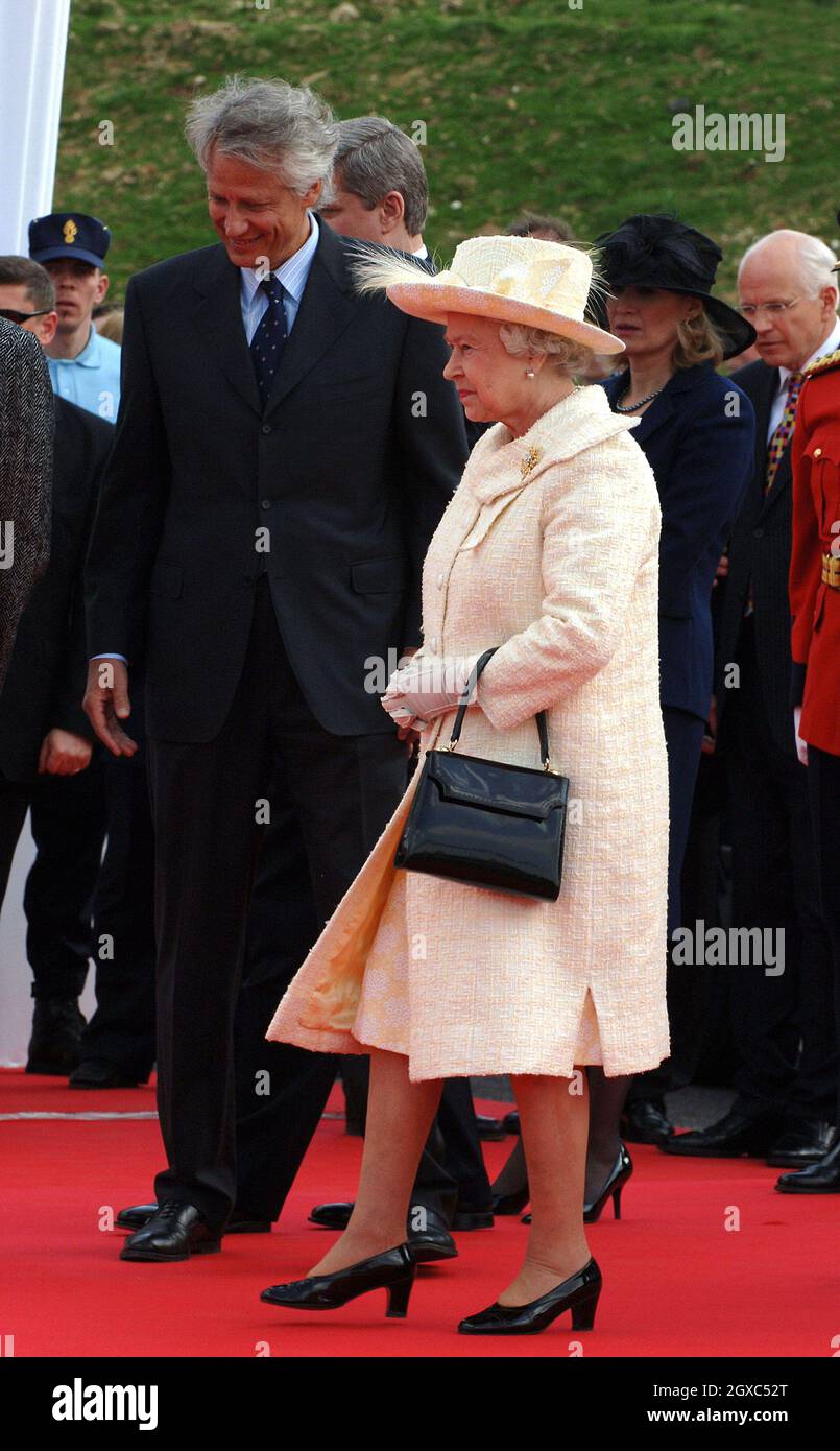Queen Elizabeth II and French Prime Minister Dominique de Villepin attend a ceremony to mark the 90th anniversary of the Battle of Vimy Ridge, in which more than 3,500 Canadian troops were killed, in northern France on April 9, 2007. Stock Photo