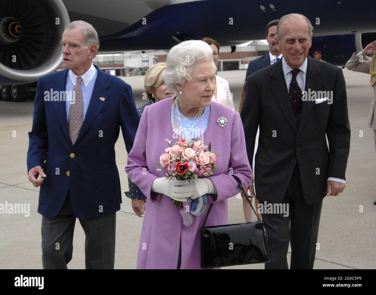 Queen Elizabeth ll and Prince Philip, Duke of Edinburgh are greeted by William and Sarah Farrish, their hosts for the weekend at Lexington, Kentucky on May 4, 2007. Stock Photo