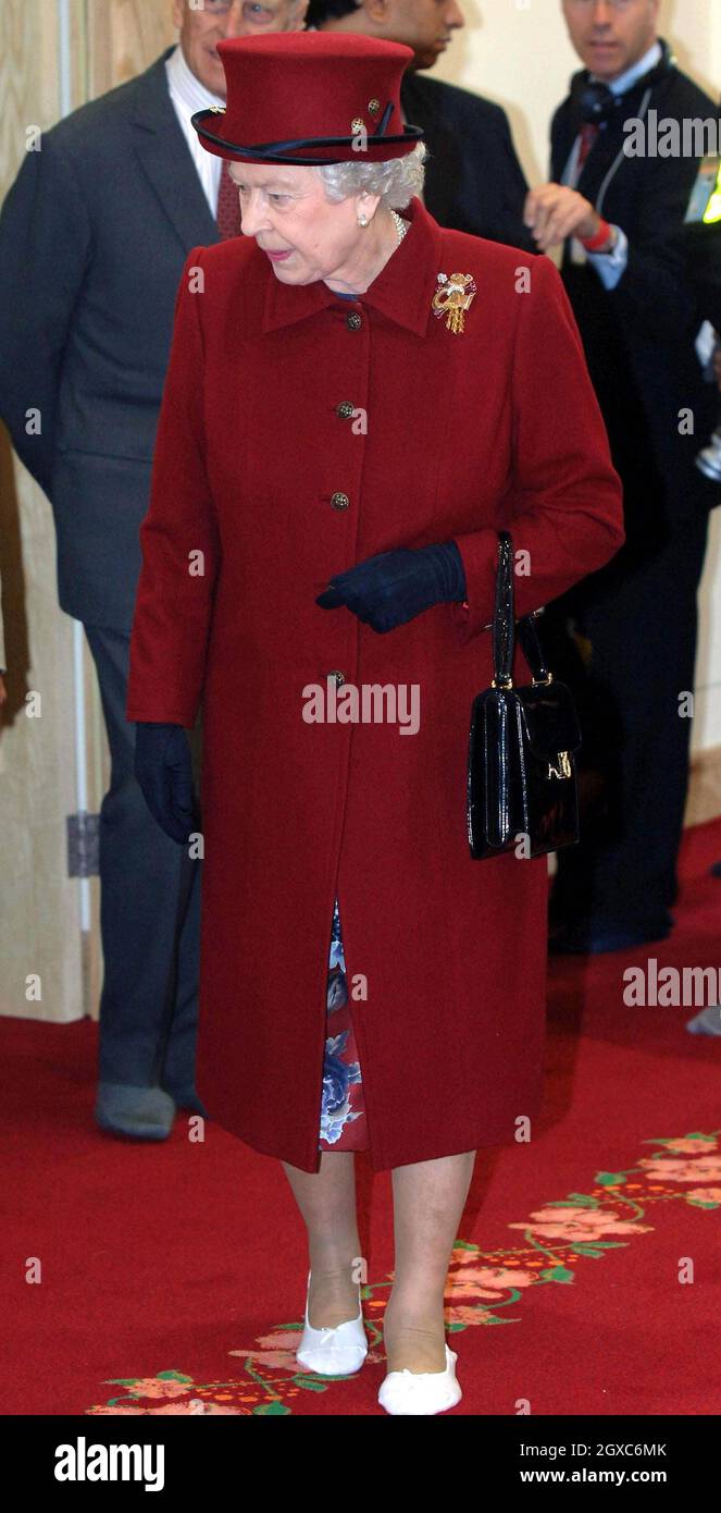 Queen Elizabeth II wears slippers when she visits a new Hindu Temple in