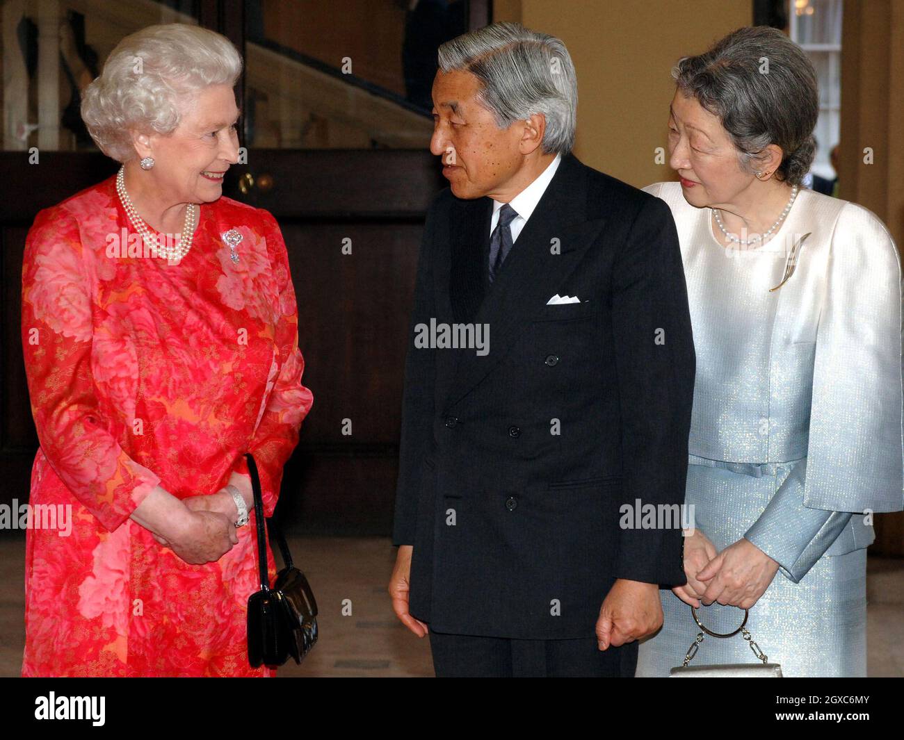 Queen Elizabeth II greets Emperor Akihito and Empress Michiko of Japan at the grand entrance of Buckingham Palace in London on May 29, 2007. Stock Photo