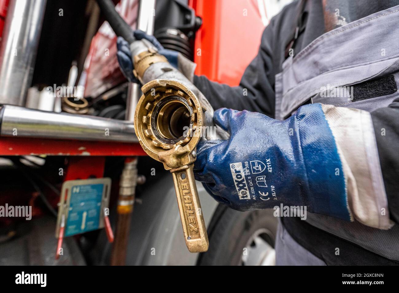 Lippstadt, Germany. 05th Oct, 2021. An employee pulls the hose for the heating oil delivery to a customer out of the tanker. Consumers can expect heating costs to rise sharply this year due to the high global demand for crude oil. It will be even more expensive in 2021 in homes with oil heating, where costs are expected to rise by 44 percent - after falling by 27 percent in the previous year. Credit: David Inderlied/dpa/Alamy Live News Stock Photo