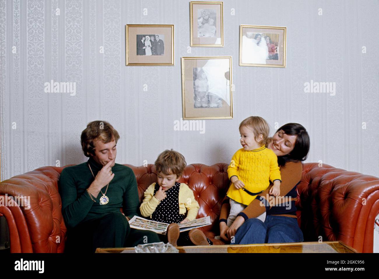 Bee Gees Singer Robin Gibb with his wife Molly Hullis (r) and two children Spencer and Melissa in his home, circa 1974 Stock Photo