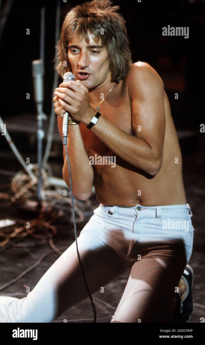 Rock star Rod Stewart performing on stage, circa 1975 Stock Photo
