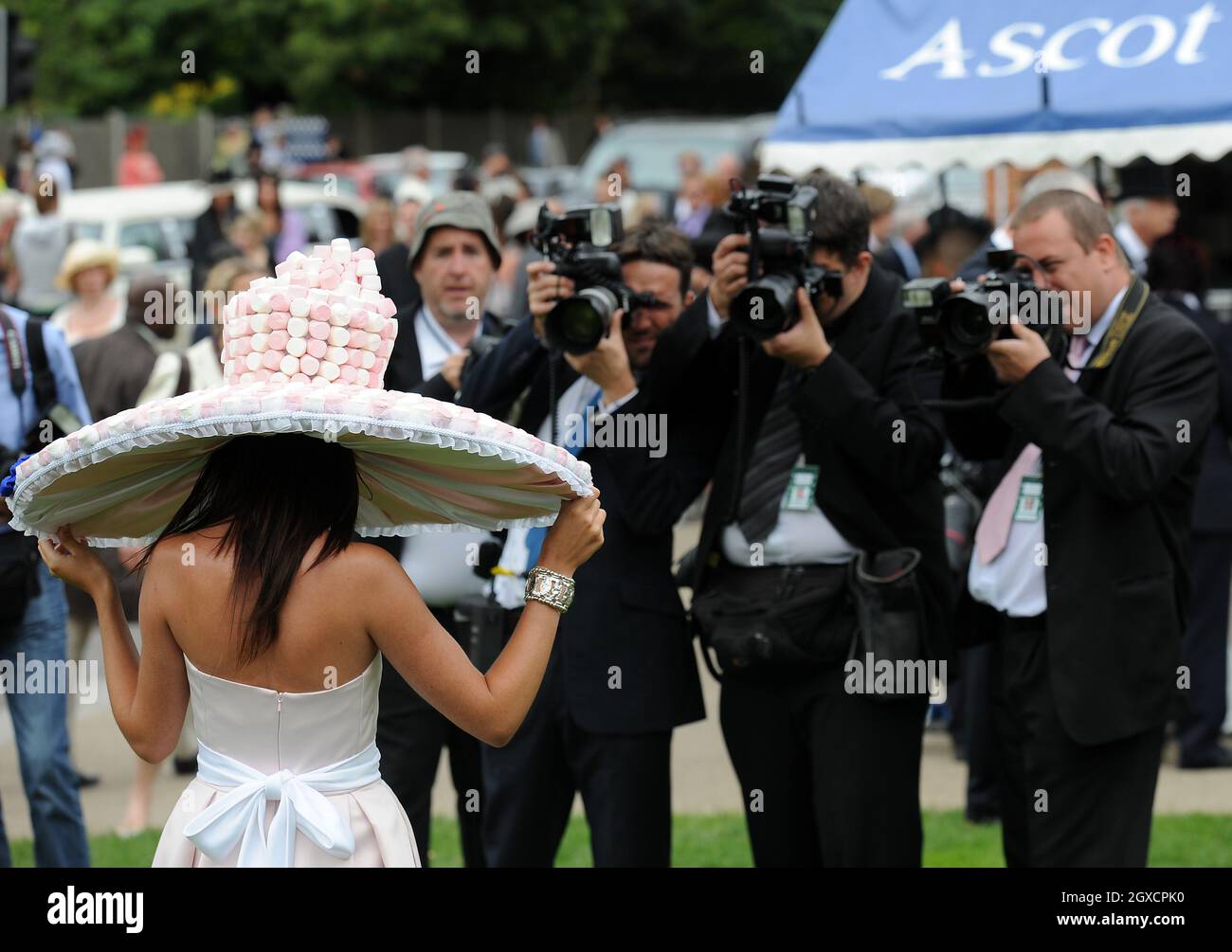 Fashion on ladies day royal ascot hi-res stock photography and images ...