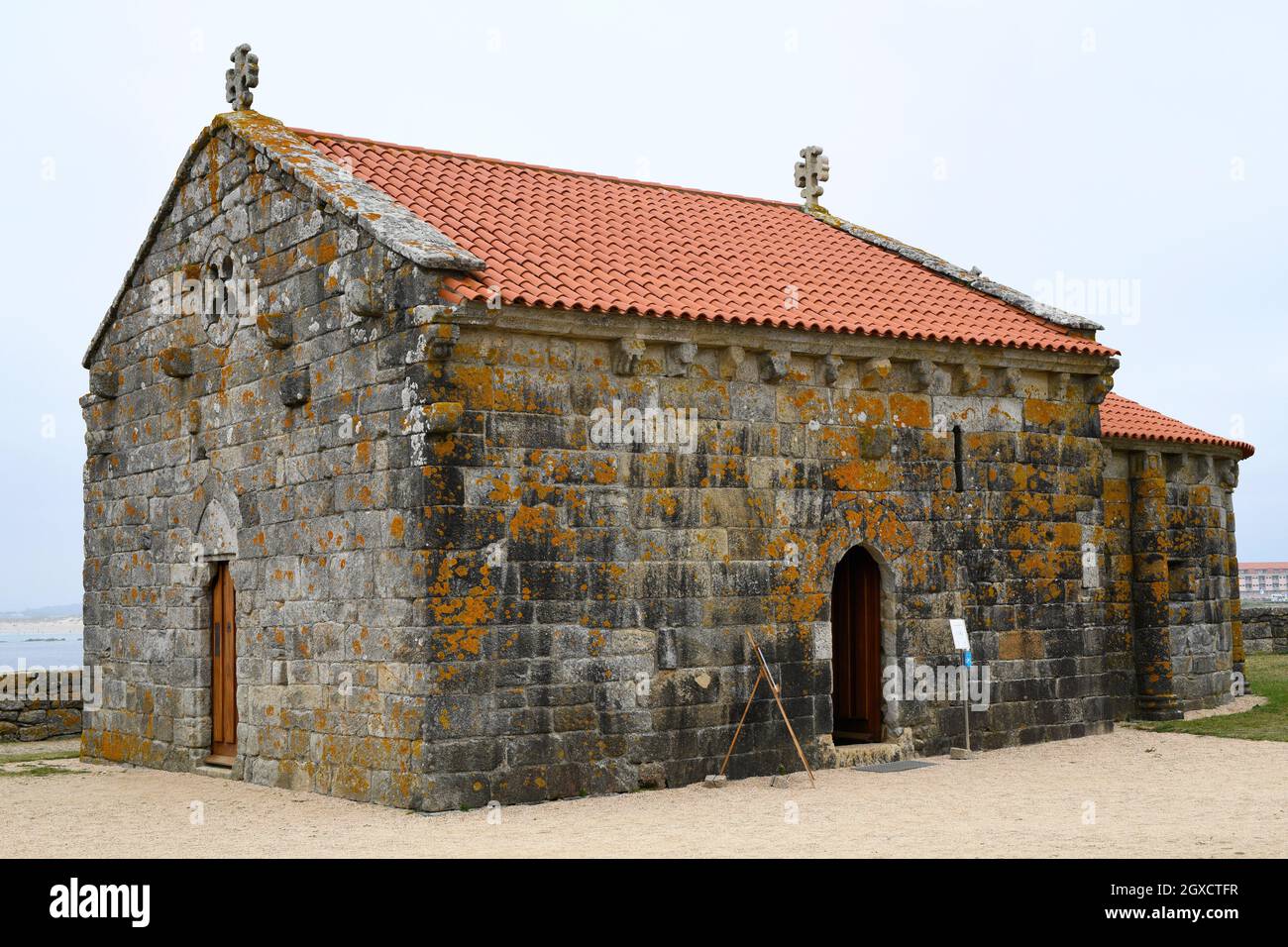 Santa Maria de la Lanzada hermitage (romanesque 12-13th century). Sangenjo, Pontevedra, Galicia, Spain. Stock Photo