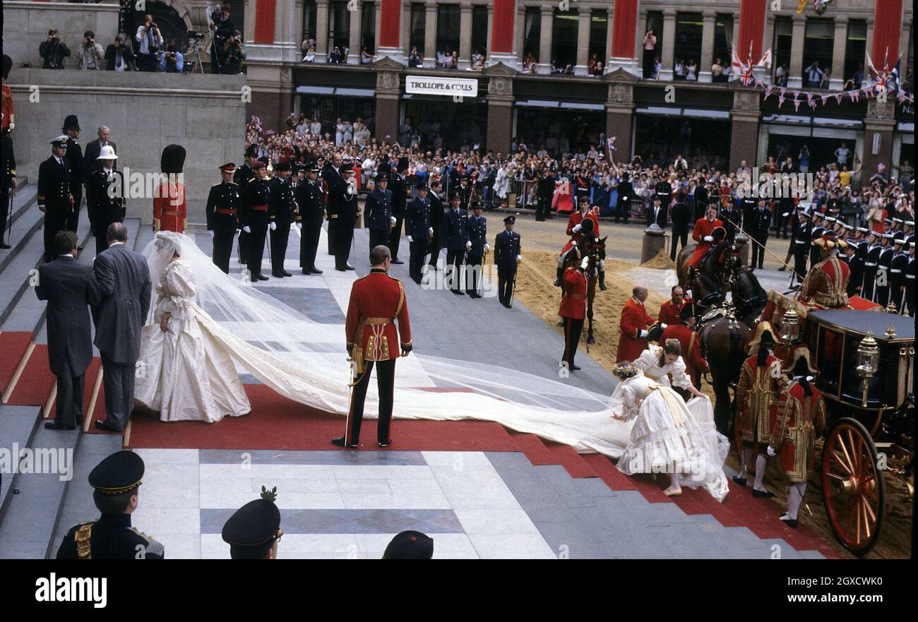**FILE PHOTO** Diana, Princess of Wales, wearing an Emanuel wedding dress, enters St. Paul's Cathedral on the hand of her father, Earl Spencer, for her marriage to Charles, Prince of Wales on 29 July 1981. Designers Elizabeth and David Emanuel are holding an auction of dresses worn by the late Princess Diana. The dresses are to go up for auction on June 8, 2010 in London, at specialist vintage fashion auctioneers Kerry Taylor Auctions.  Stock Photo