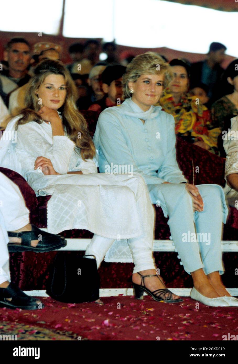 Diana, Princess of Wales (r) wears a traditional shalwar khameez as she sits with Jemima Khan during a visit to Imran Khan's cancer hospital in Lahore, Pakistan Stock Photo