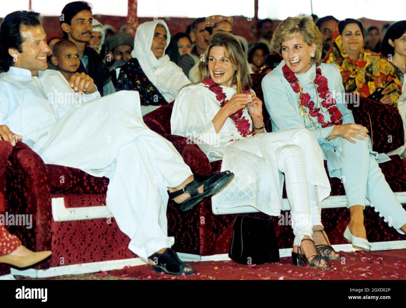 Diana, Princess of Wales (r) wears a traditional shalwar khameez as she sits with Jemima Khan during a visit to Imran Khan's (l) cancer hospital in Lahore, Pakistan Stock Photo