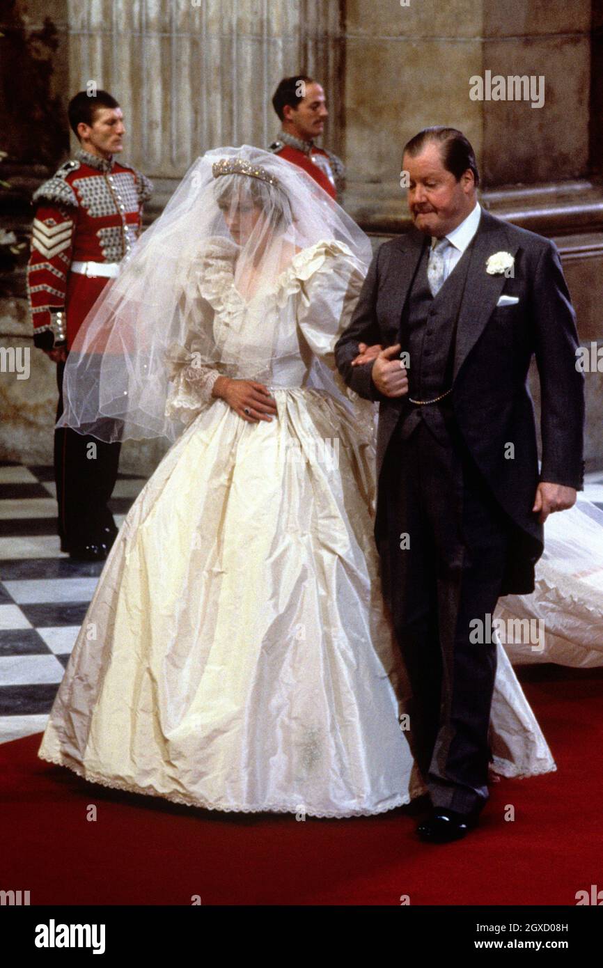 Diana, Princess of Wales is led down the aisle of St. Paul's Cathedral by her proud father, Earl Spencer, on her wedding to Prince Charles, Prince of Wales Stock Photo