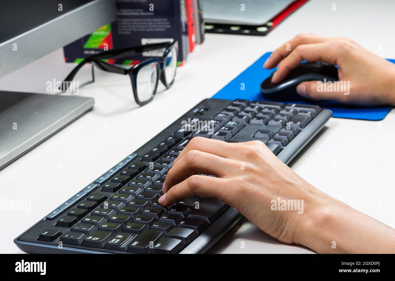 Aarde toewijzen ijs two hands typing on keyboard Stock Photo - Alamy