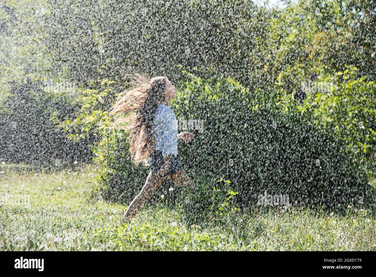Child in the rain hi-res stock photography and images - Alamy
